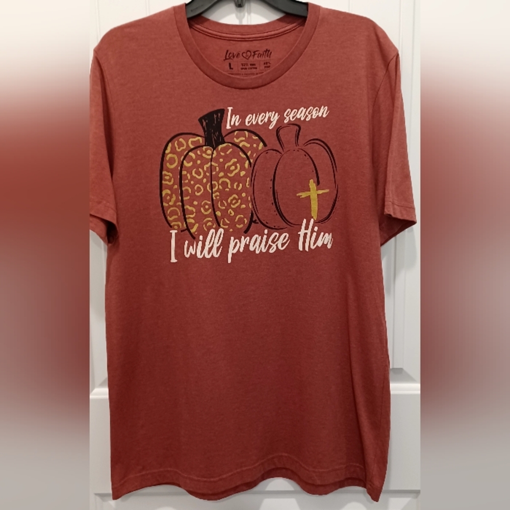 Love & Faith Graphic T-Shirt with Pumpkin Design Sz Large #0358